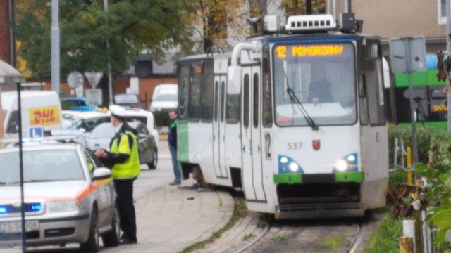 Tramwaj linii 12 wypadł z szyn na dworcu Niebuszewo. Na szczęście nikomu nic się nie stało.