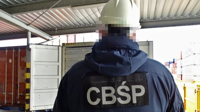 Funkcjonariusze CBŚP i służb celno-skarbowych przejęli przemyt prawie 9 milionów papierosów. Kontrabanda była ukryta w kontenerze z drzwiami z Azji.
