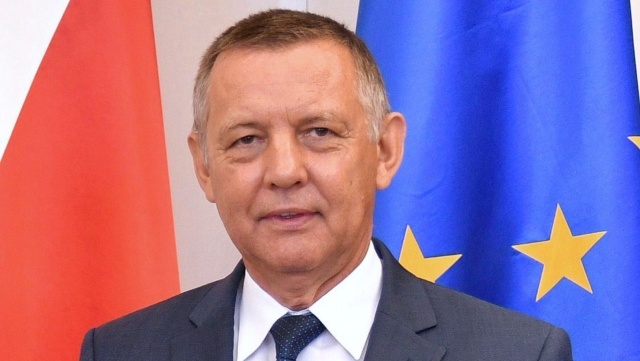 Radosław Fogiel powiedział, że szef Najwyższej Izby Kontroli - Marian Banaś nie ma postawionych zarzutów, a jego partia czeka na wyniki postępowania CBA.