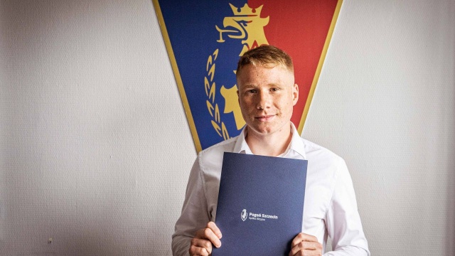 17-letni Marcel Wędrychowski podpisał nowy kontrakt z Pogonią Szczecin. Umowa pomocnika obowiązywać będzie do końca czerwca 2022 roku.