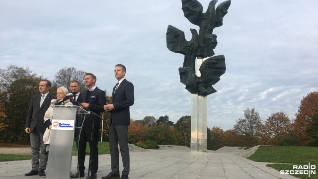 Chcą być kontrą dla rządzących i zapowiadają pracę nad sprawami regionu. Posłowie, senatorowie i sztabowcy Koalicji Obywatelskiej podsumowali - na spotkaniu z dziennikarzami przed Pomnikiem Czynu Polaków na Jasnych Błoniach - wybory parlamentarne. Podkreślali, że priorytetową sprawą jest wyczekiwana przebudowa Teatru Polskiego oraz budowa stacji pogotowia ratunkowego.