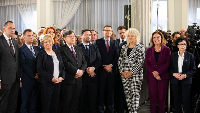 W Senacie Państwowa Komisja Wyborcza wręczyła zaświadczenia o wyborze senatorom X kadencji. W uroczystości wzięli udział najwyżsi rangą urzędnicy państwowi oraz rodziny senatorów.