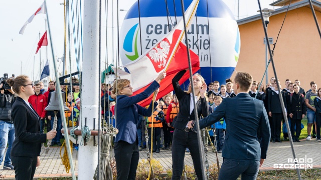 Czas opuścić banderę - koniec sezonu żeglarskiego 2019 w Szczecinie. Pod masztem przy ulicy Przestrzennej odbyło się uroczyste zakończenie sezonu w Centrum Żeglarskim.