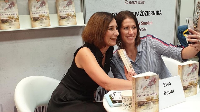 Tłumy czytelników odwiedzają 23. Targi Książki w Krakowie. W Hali Expo trwa ostatni dzień święta literatury. Nowości wydawnicze prezentuje blisko 600 wystawców z 20 krajów. Z czytelnikami spotkało się ponad 700 autorów.