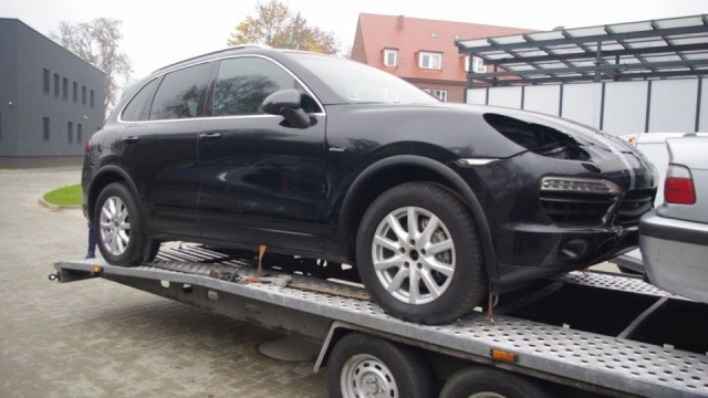 Prowadził po pijanemu lawetę, na której był kradziony samochód, do tego usiłował przekupić policjantów. To 43-latek, którego zatrzymali funkcjonariusze z Wałcza.