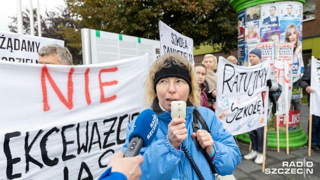Chcemy utworzenia w Pilchowie ośmioklasowej szkoły podstawowej - pod takim hasłem protestowali we wtorek w Policach mieszkańcy tej miejscowości oraz rodzice uczniów tej szkoły.