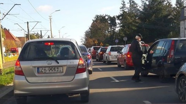 Potężny korek na ulicy Ku Słońcu w Szczecinie. Zator między rondem Gierosa wzdłuż Cmentarza Centralnego do ronda Pileckiego ma ponad dwa kilometry.