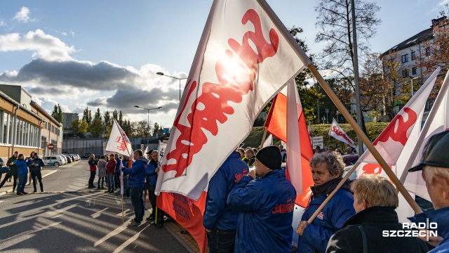 Pracownicy to też ludzie czy Nie róbcie z pracowników niewolników. Takie hasła pojawiły się na transparentach, w czasie wtorkowego protestu pod Zakładem Wodociągów i Kanalizacji w Szczecinie.