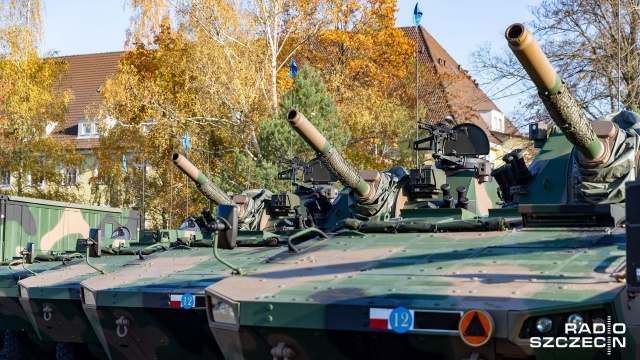 Nowe Raki, czyli samobieżne moździerze, trafiły już do 12. Brygady Zmechanizowanej. Minister obrony narodowej Mariusz Błaszczak w koszarach w Stargardzie wręczył żołnierzom kluczyki do pojazdów.