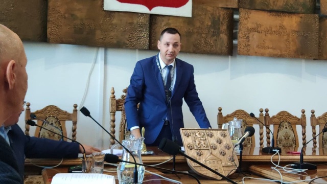 Do zmiany doszło podczas dzisiejszej sesji. Funkcję przewodniczącego objął Marcin Nieradka z Prawa i Sprawiedliwości.