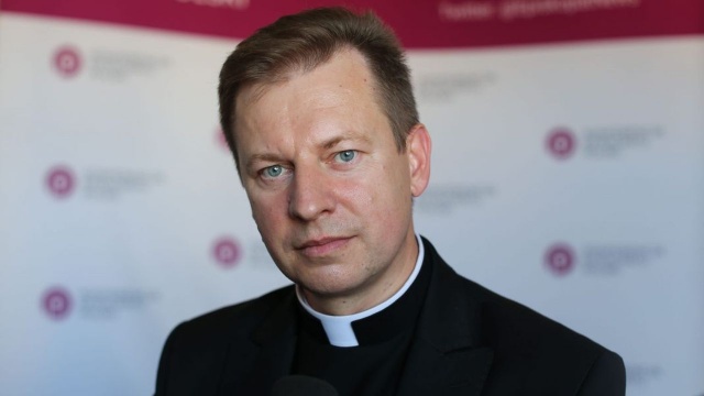 Modlitwa przy grobach bliskich i wiara w zmartwychwstanie daje nadzieję, pociechę i siłę - mówił w Rozmowie pod krawatem rzecznik prasowy Konferencji Episkopatu Polski ks. Paweł Rytel-Andrianik.
