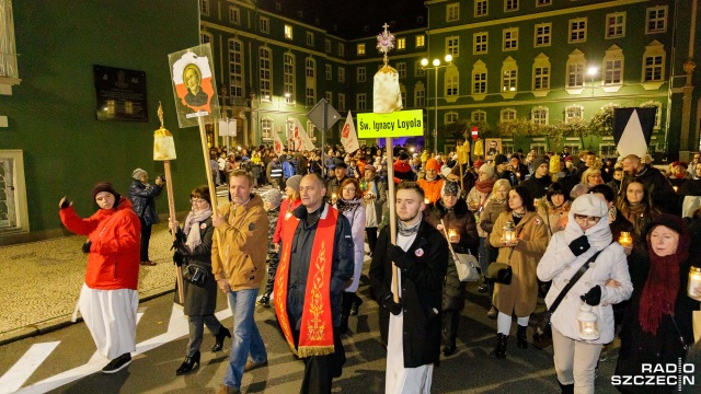 Kilkaset osób przeszło w Procesji ze świętymi ulicami miasta. To już trzeci raz właśnie w ten sposób wierni Kościoła Katolickiego w Szczecinie obchodzili wigilię Wszystkich Świętych.