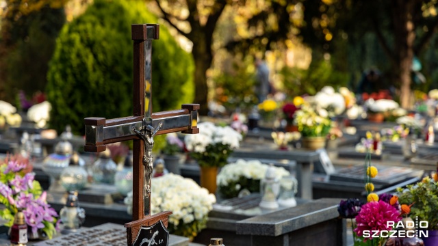 Tysiące szczecinian ruszyły na cmentarz, aby odwiedzić groby swoich bliskich lub przyjaciół.