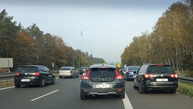 Kilkukilometrowy korek utworzył się na autostradzie A6 na odcinku między węzłem Kijewo a węzłem Rzęśnica.