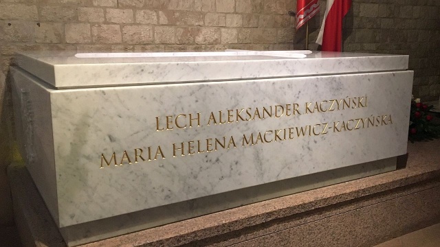 Prezydent Andrzej Duda oddał hołd Lechowi i Marii Kaczyńskim.