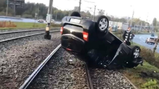 Na drodze do centrum miasta k. Basenu Górniczego dachował samochód osobowy. Kierowca trafił do szpitala. Na miejscu jest policja. Funkcjonariusze proszą o zachowanie szczególnej ostrożności jadąc tamtym odcinkiem.