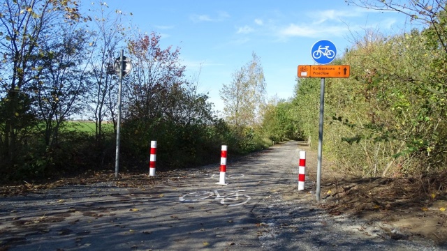 Turyści i mieszkańcy Kołbaskowa mogą poruszać się nową ścieżką rowerową. Dwukilometrowy szlak rozpoczyna się w okolicach toru motocrossowego, a kończy przy granicy państwowej w Rosówku. Wartość inwestycji to prawie 1,5 miliona złotych.