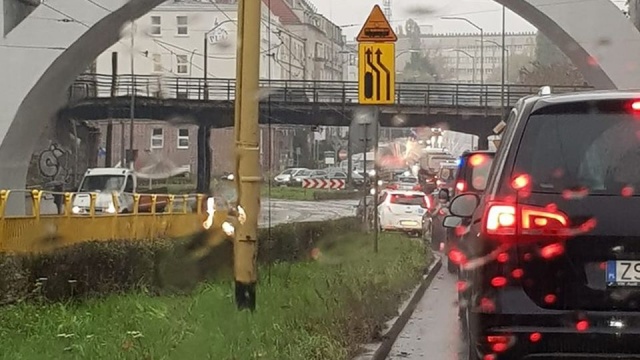 Ulicą Ku Słońcu ciężko jest w stronę centrum przejechać płynnie. Przy rondzie Pileckiego zderzyły się dwa samochody osobowe.