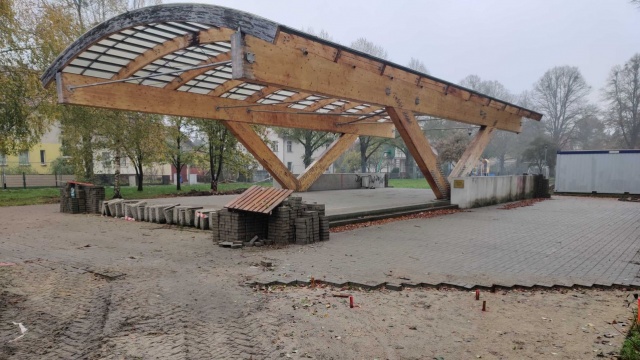 Zieleniec im. Waleriana Pawłowskiego na szczecińskim Pogodnie w remoncie. Trwają prace przy wytyczaniu alejek, pojawi się także nowa nawierzchnia.