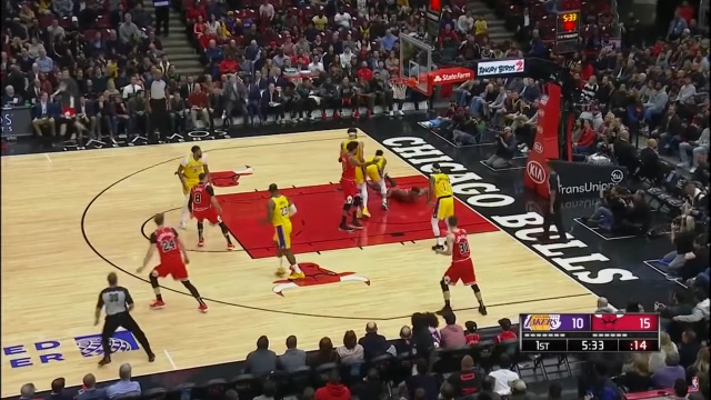 Chicago Bulls przegrali z Los Angeles Lakers 112:118 (29:24, 36:24, 28:32, 19:38) w spotkaniu koszykarskiej ligi NBA. Było to szóste z rzędu ligowe zwycięstwo Lakers.