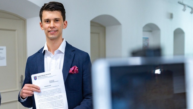 Radni koalicji rządzącej zgodzili się na rondo premiera Jana Olszewskiego żeby uciszyć temat placu Adamowicza - mówił w Samorządowej Przeplatance Radia Szczecin radny Prawa i Sprawiedliwości Maciej Ussarz.