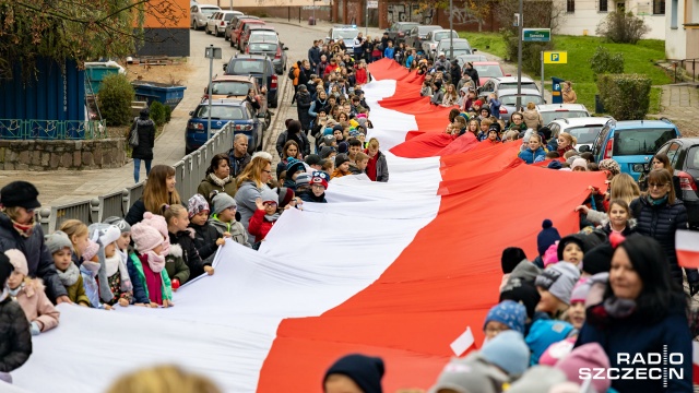 Przeszli ulicami miasta z dwustumetrową flagą, by uczcić zbliżające się Święto Niepodległości. Akcję zorganizowała Szkoła Podstawowa nr 63 w Szczecinie.