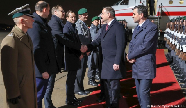 Prezydent Andrzej Duda przybył do Berlina. Weźmie tam udział w sobotnich uroczystościach 30. rocznicy upadku muru berlińskiego.