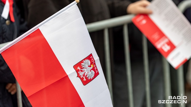 W Kijowie z okazji Święta Niepodległości zapalono znicze na grobach Polaków. Przedstawiciele mniejszości polskiej oraz polscy dyplomaci odwiedzili cmentarz wojskowy w Bykowni, gdzie spoczywają ofiary stalinowskich represji, oraz mogiły żołnierzy z wojny 1920 roku.