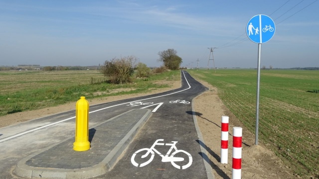 Kolejny szlak pieszo-rowerowy dostępny jest dla turystów oraz mieszkańców Kołbaskowa. Nowa ścieżka ma ponad dwa kilometry długości i wiedzie po śladzie dawnej drogi do Kamieńca.