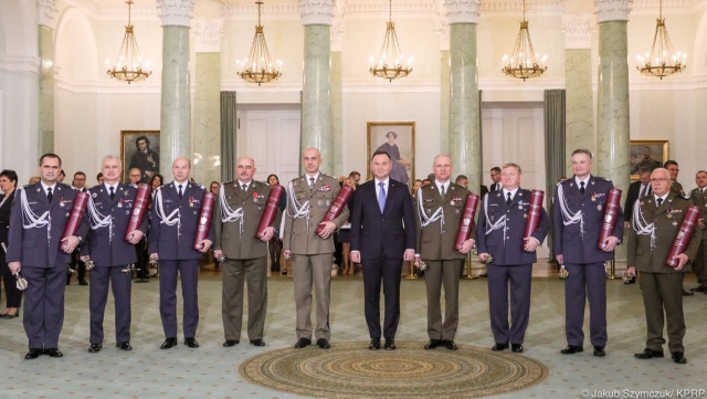 Prezydent Andrzej Duda wręczył w Pałacu Prezydenckim nominacje generalskie dziewięciu oficerom Wojska Polskiego. Na stopień generała został mianowany również pułkownik Sławomir Dudczak - dowódca 12. Brygady Zmechanizowanej.