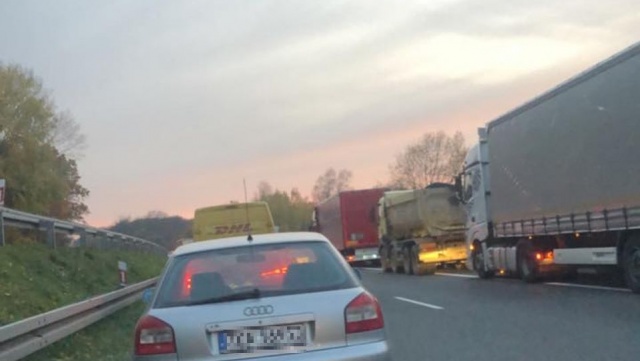 Trzy osoby zostały ranne w wypadku do którego doszło na autostradzie A6. Trasa była zablokowana.
