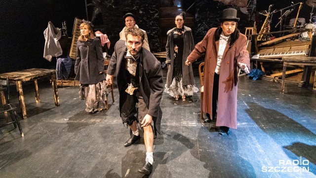 Legendy związane z powojennym Szczecinem były inspiracją dla Piotra Rowickiego do napisania sztuki o naszym mieście. Tak powstała Szczecińska Ballada, która na deskach Teatru Lalek Pleciuga, na scenie dla dorosłych, miała w piątek swoją prapremierę.