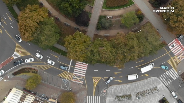 Nawet jeśli ronda półturbinowe znikną, to słupki wokół na chodnikach pozostaną. Na odblokowanie parkingu przy poczcie na pl. Grunwaldzkim nie ma zatem co liczyć.