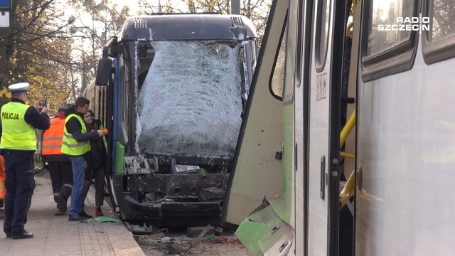 Wypadek na ulicy Żołnierskiej w Szczecinie. W stojący na przystanku tramwaj linii 5 uderzyła 7. Dwie osoby zostały ranne, w tym motorniczy siódemki.