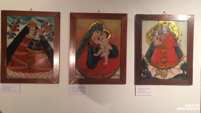 Po czym poznać świętego - pod takim tytułem w czwartek w Zamku Książąt Pomorskich została otwarta wystawa ludowego malarstwa na szkle ze zbiorów Muzeum Karkonoskiego w Jeleniej Górze.