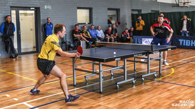 Potrzeba do niego stołu, siatki, dwóch rakietek i przynajmniej jednej piłeczki. Szczeciński klub tenisa stołowego Top-Spin Szczecin prowadzi nabór chętnych do gry i trenowania w swoich szeregach.