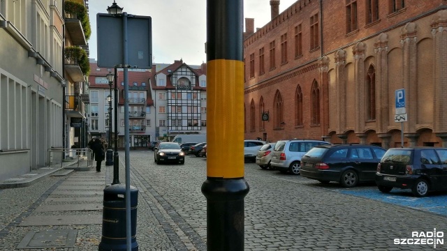 Specjalne taśmy zostały przyklejone na słupy, lampy czy znaki drogowe w Kołobrzegu.