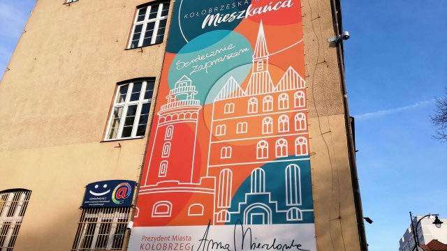 Z kołobrzeskiej katedry zniknął krzyż. Chodzi o wizerunek umieszczony na Kołobrzeskiej Karcie Mieszkańca i banerze reklamującym społeczny program Urzędu Miasta.