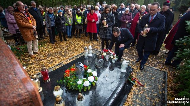 Wspominali bohaterów na Cmentarzu Centralnym w Szczecinie. W sobotę, przy pomnikach poświęconych tym, którzy walczyli o niepodległość Polski spotkało się kilkadziesiąt osób.