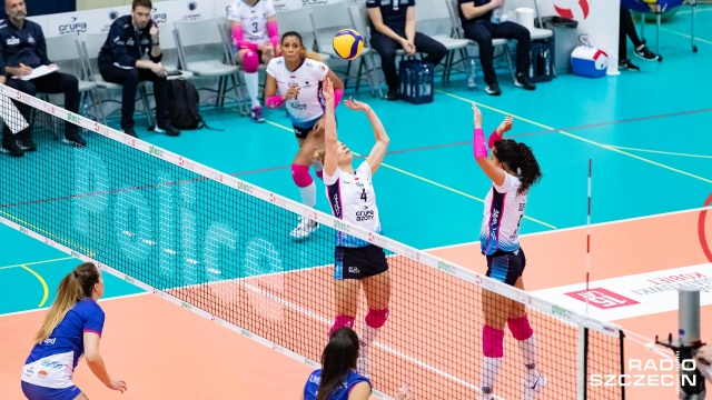 Siatkarki Grupa Azoty Chemik Police nadal niepokonane w rozgrywkach o mistrzostwo Polski ale beniaminek postraszył faworyta. Policzanki we własnej hali wygrały z Wisłą Warszawa 3:1.