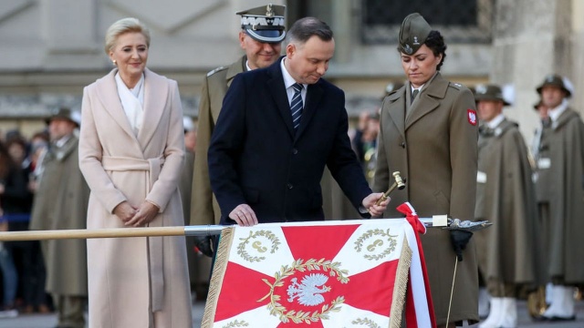 Prezydent Andrzej Duda wręczył sztandar wojskowy 3. Regionalnej Brygadzie Logistycznej w Krakowie.