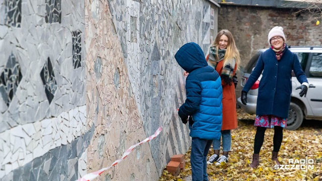 Podwórka nie muszą być szare i smutne - mówią przedstawiciele Stowarzyszenia Oswajanie Sztuki, którzy przedstawili efekt swoich kolejnych starań.