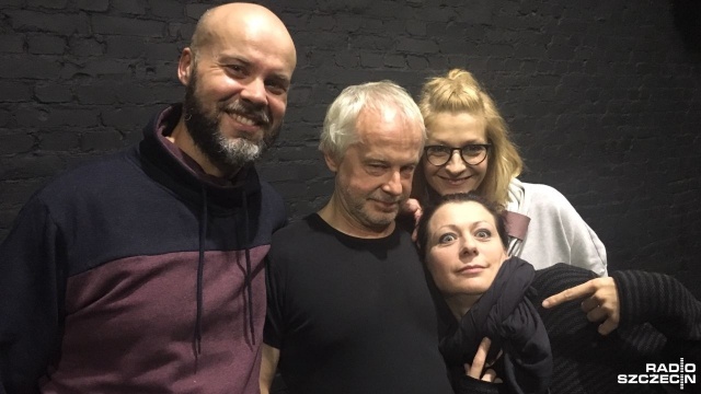 Teatr Kana zbiera pieniądze na swój najnowszy spektakl Sit down tragedy albo szesnaście dotyków śmierci - spektakl obrotowy. To koprodukcja Teatru Kana i Teatru Akhe z Petersburga.