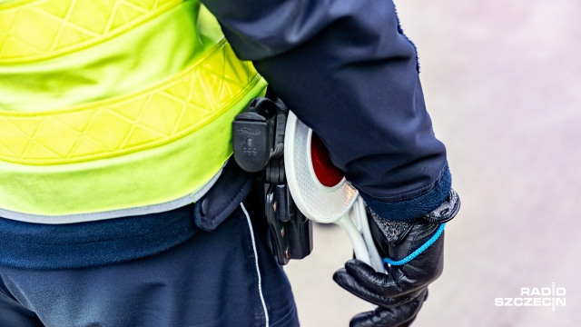 W 150 językach będą mogli porozumiewać się świnoujscy policjanci. Funkcjonariusze dostaną elektroniczne tłumacze - informuje portal iswinoujscie.pl.