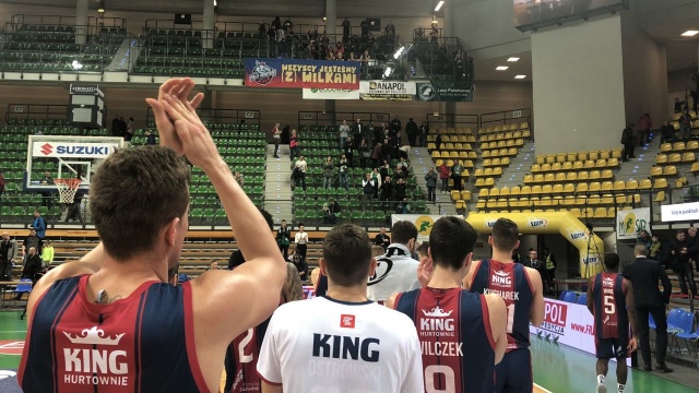 Koszykarze Kinga Szczecin przegrali we wtorek z Stelmetem Zielona Góra 85:108 w meczu rozpoczynającym 9. kolejkę rozgrywek o mistrzostwo Polski.