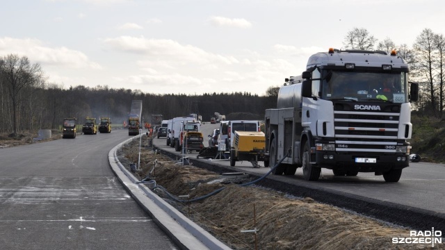 Dwa ponad dwukilometrowe odcinki nowej trasy S3 są już niemal gotowe.