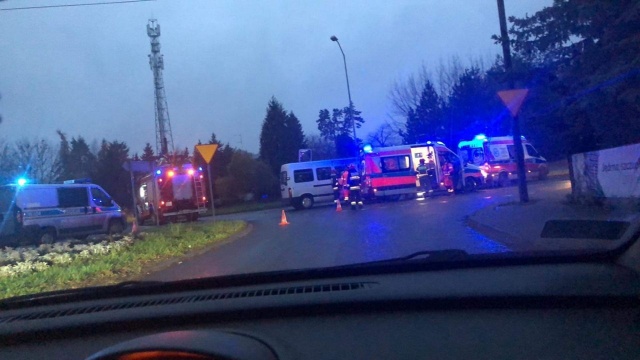 Policja wciąż kieruje ruchem wahadłowo po zderzeniu dwóch busów, do jakiego doszło w Pilchowie. Ostatecznie okazało się, że dzieci ze Specjalnego Ośrodka Szkolno-Wychowawczego w Tanowie, które jechały jednym z busów są całe i zdrowe.