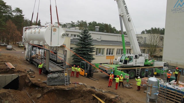 Ma 7 metrów długości i waży 20 ton - nowoczesna komora hiperbaryczna przyjechała do szpitala w Gryficach.