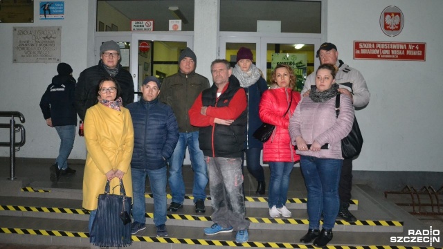 Protest rodziców dzieci uczęszczających do kołobrzeskiej Szkoły Podstawowej nr 4. Rodzice od środy nie posyłają swoich dzieci do szkoły. Wszystko przez zachowanie 10-latka, który ma stosować przemoc wobec swoich kolegów i koleżanek z klasy.