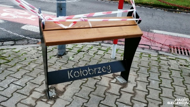 Na ulicach Kołobrzegu pojawiły się przycupki. To specjalne mini ławeczki, przy których można odpocząć podczas spaceru.